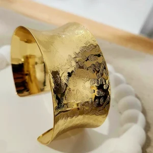 Hammered Broad Bangle, gold - Image 3